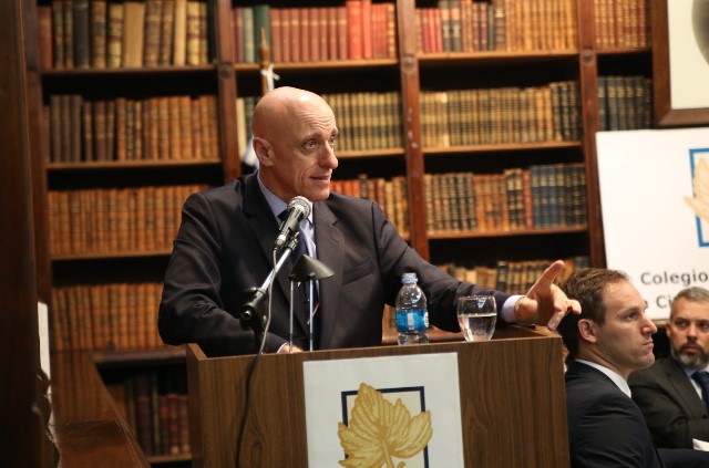 CARLOS PAGNI DISERT� EN EL COLEGIO